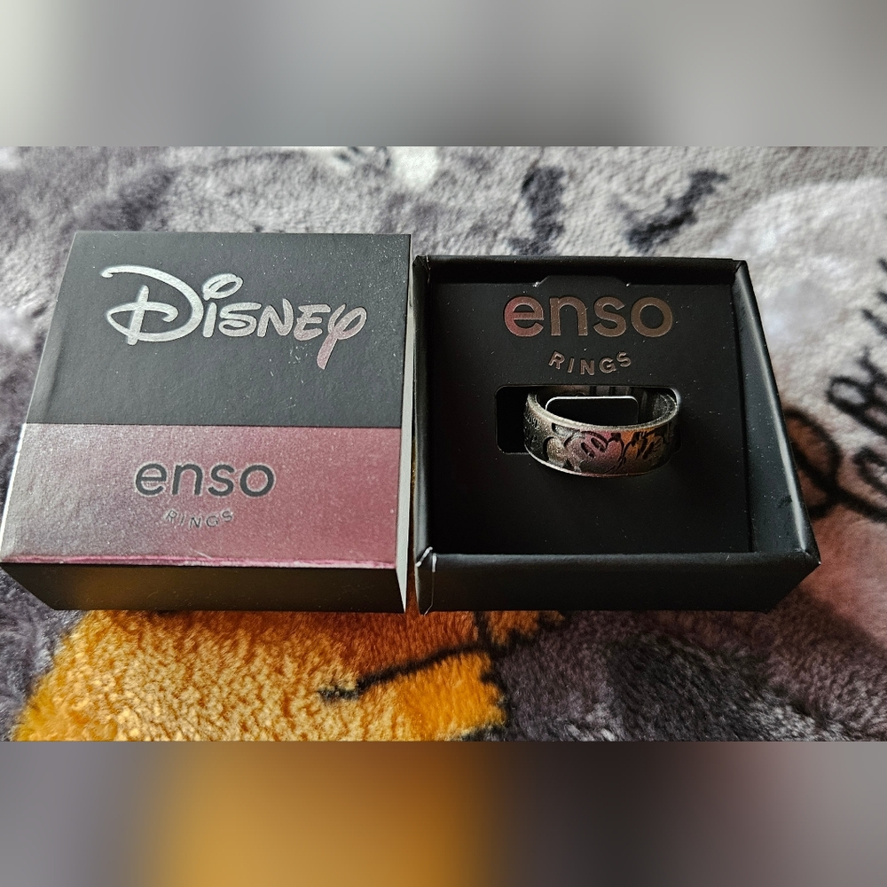 Enso Rings Disney silicone ring. Mickey Mouse and Minnie Mouse kiss. Size 6